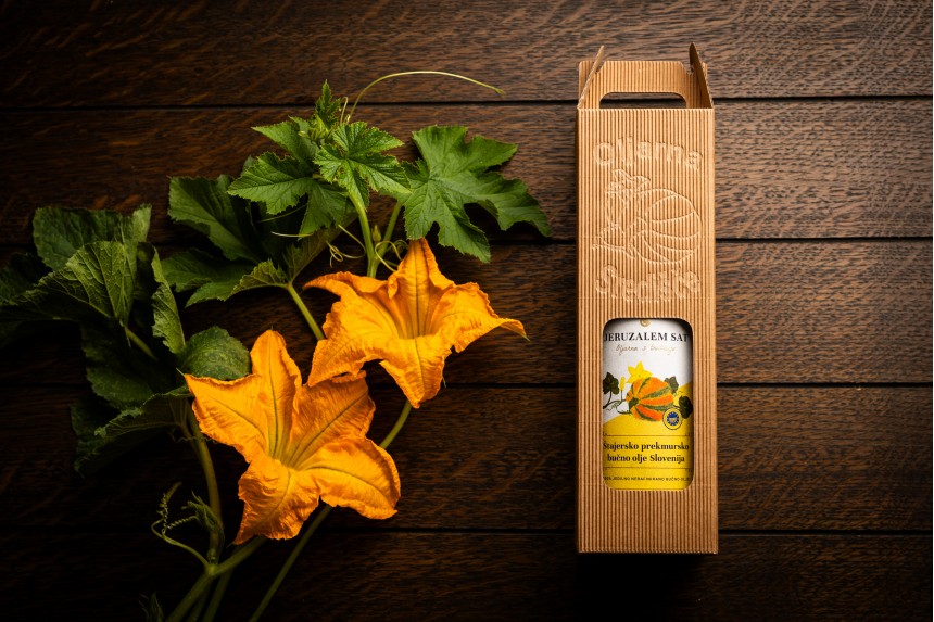 Štajersko prekmursko bučno olje Slovenija - steklenica v darilnem kartonu. 