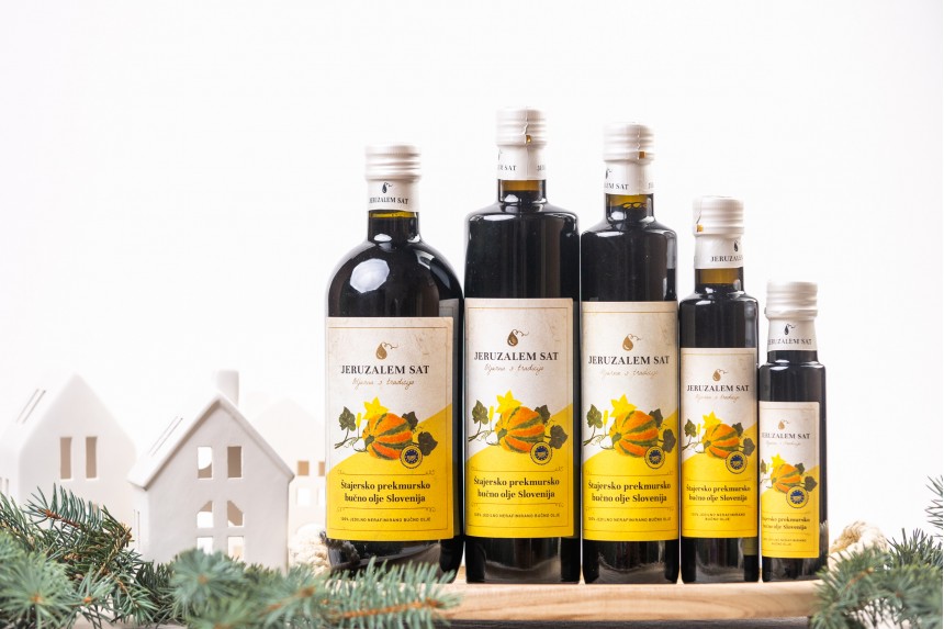 Štajersko prekmursko bučno olje Slovenija - steklenica v darilnem kartonu. 